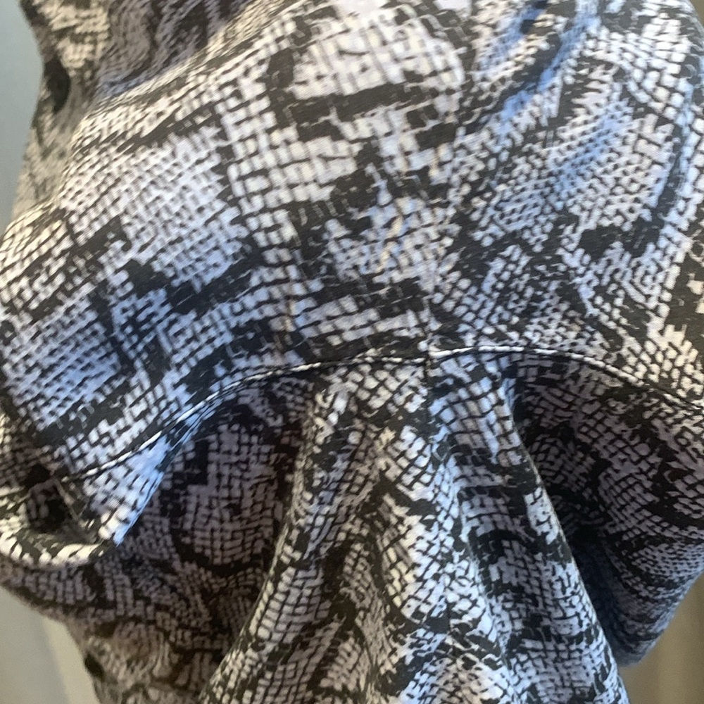 Urban Outfitters Snake Skin Design Button Down Shortsleeved Top Size Small - Picture 7 of 13